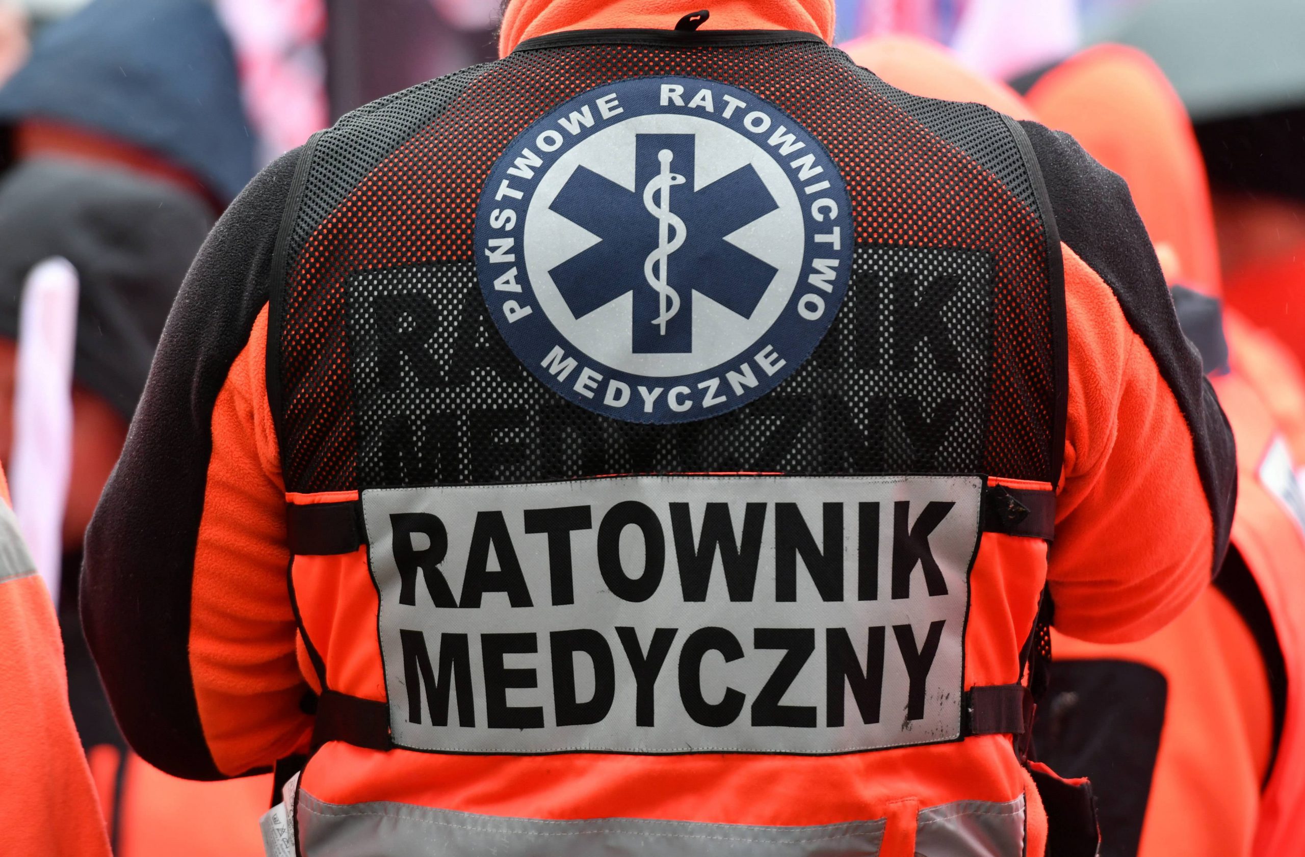 Kielce, 29.01.2018. Protest ratowników medycznych przed wiêtokrzyskim Centrum Onkologii, 29 bm. w Kielcach. Ratownicy medyczni, którzy przyjechali m.in. z Warszawy, Lublina czy Bia³ej Podlaskiej protestuj¹ przeciwko dyscyplinarnemu zwolnieniu ich kolegów ze wiêtokrzyskiego Centrum Ratownictwa Medycznego i Transportu Sanitarnego. (pp/doro) PAP/Piotr Polak